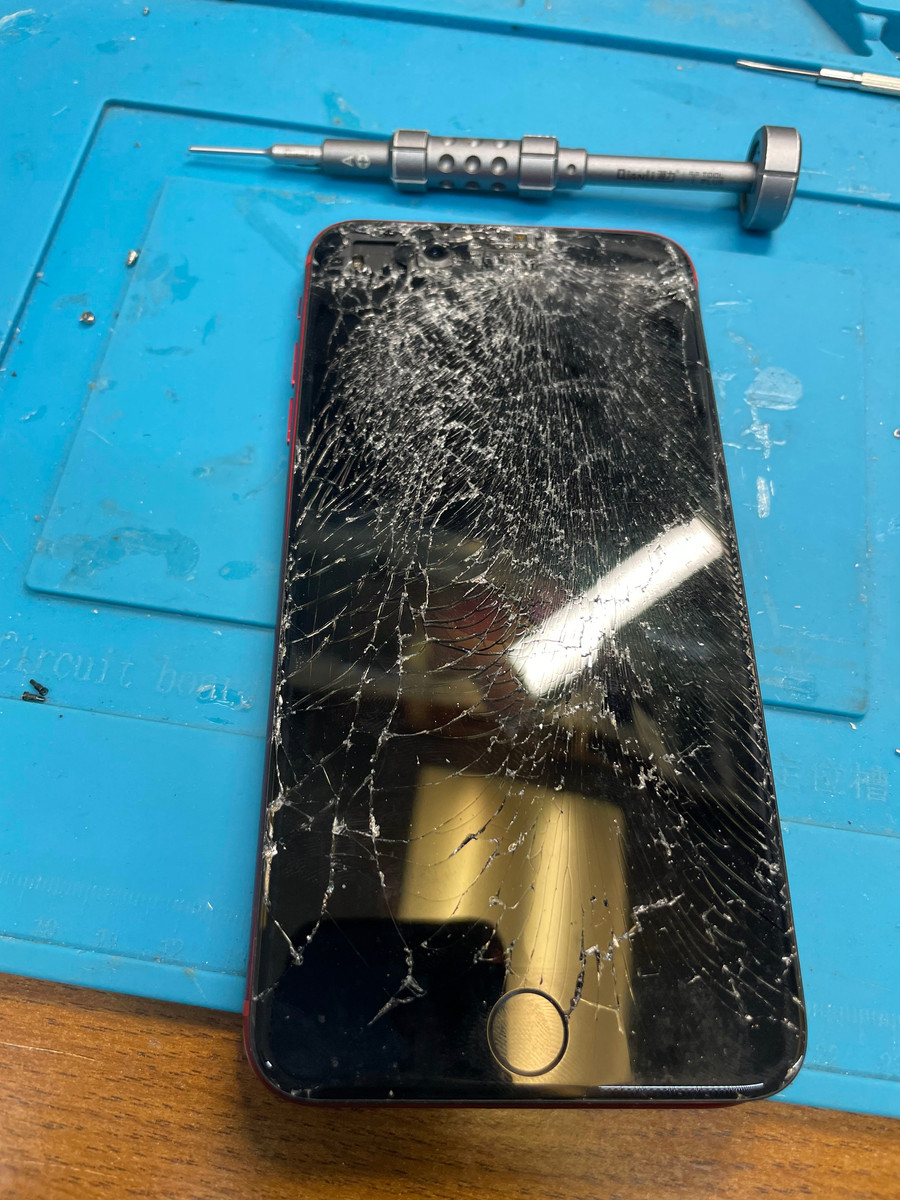 Cracked phone screen before repair